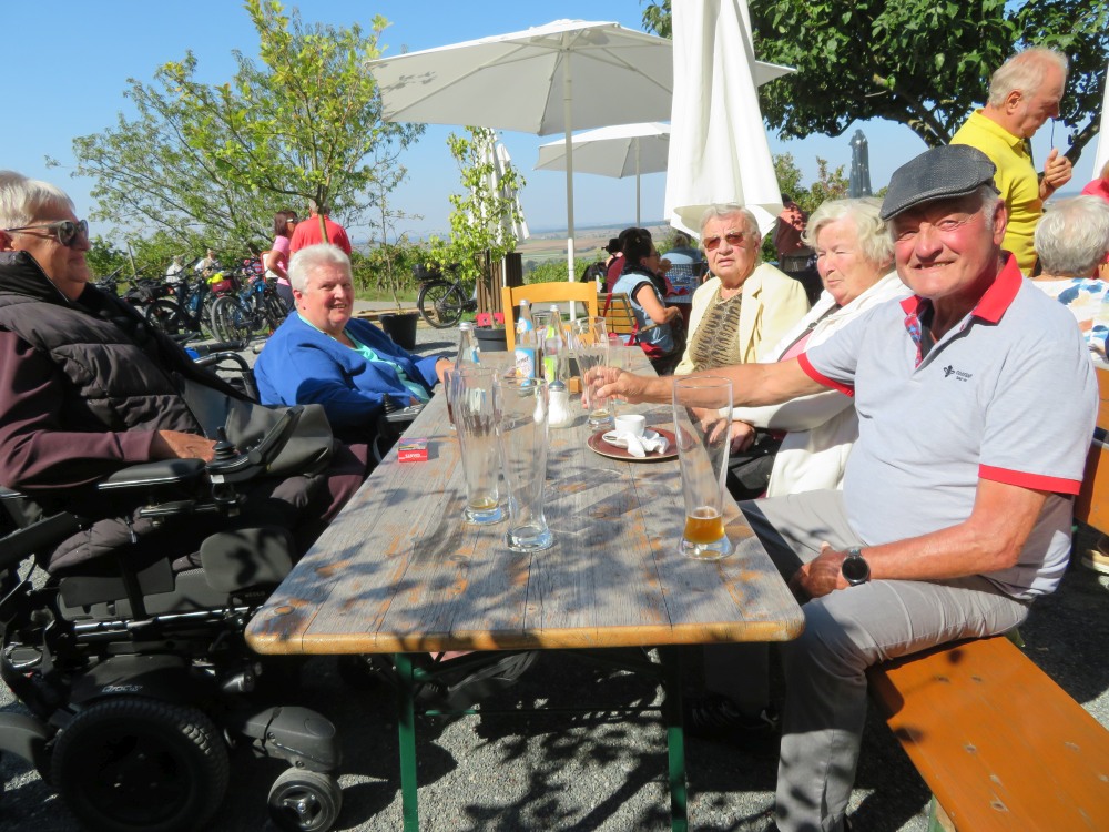 Grupper am Tisch im Weinparadies